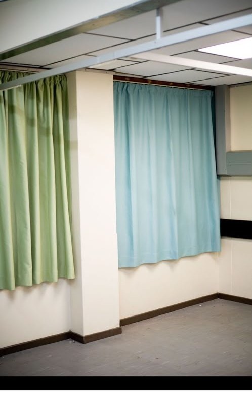Corner-mounted ward curtains